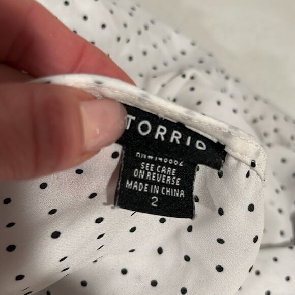 Torrid beautiful polka dot top blouse - Picture 3 of 4